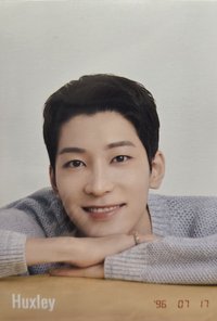 Huxley 趴著灰毛衣