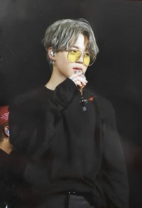 Hybe博物館 周邊卡 麥克風徽章卡（1/3）