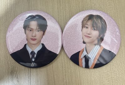 Holiday俊、八徽章