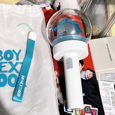 BOYNEXTDOOR 手燈（無底座）含小卡 僅拆檢 無使用痕跡