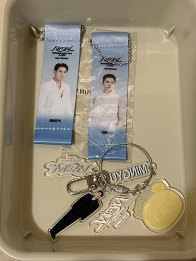 金珉奎 扭蛋 吊飾 小旗子