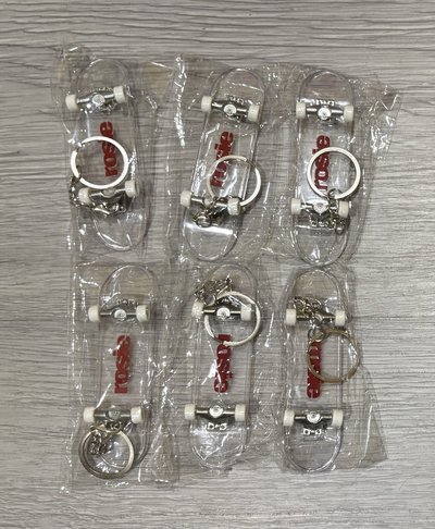 Rosé rosie快閃扭蛋 透明滑板鑰匙圈（稀有款）