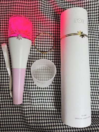 【現貨】izone lesserafim 應援棒 小櫻花 應援色 官方 手燈套 手燈 馬蹄棒 宮脇咲良