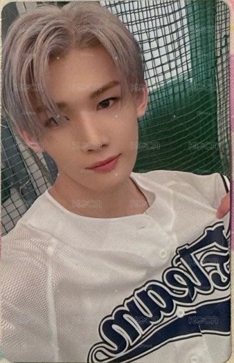 眼睛不看鏡頭，秀棒球服