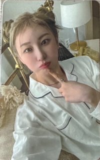 Over The Moon 專輯卡 