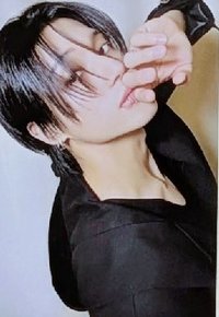 手舉很高碰唇榮