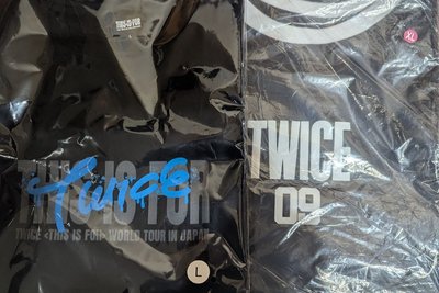 子瑜日場T（L）和臺灣快閃T（XL）