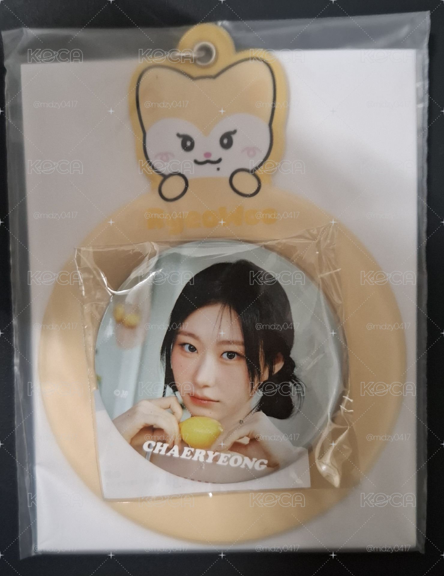 ITZY 夏日快閃 彩領 徽章+徽章套吊飾 未拆封