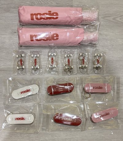 Rosé rosie 滑板鑰匙圈、快閃扭蛋 透明滑板鑰匙圈（稀有款）