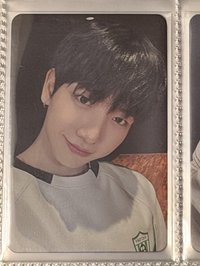 愛豆驛站（左）