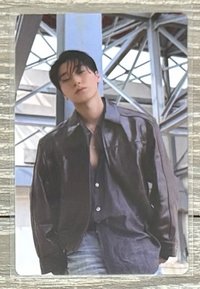 小咪靠在柱子上不屑的看著我