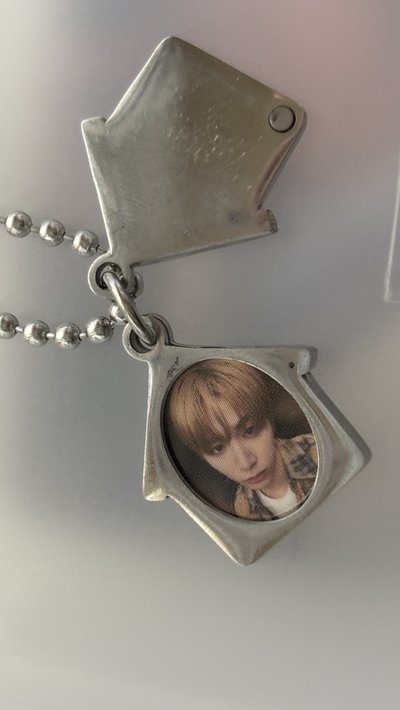 漢東旼「二週年項鍊無卡」