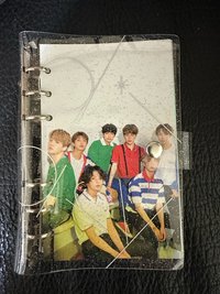 日記本寫真書·：124頁（封面照片：2張*透卡/HOLOGRAM)（134mm x168mm）