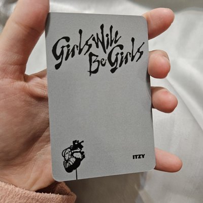 ITZY GWBG 電子專 A VER，LIA 正面微笑 紫色帽子 小卡，近全新