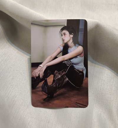 ITZY GWBG 電子專 A VER，禮志 坐地上 小卡