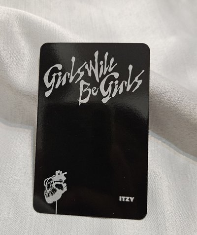 ITZY GWBG 電子專 A VER，禮志 坐地上 小卡