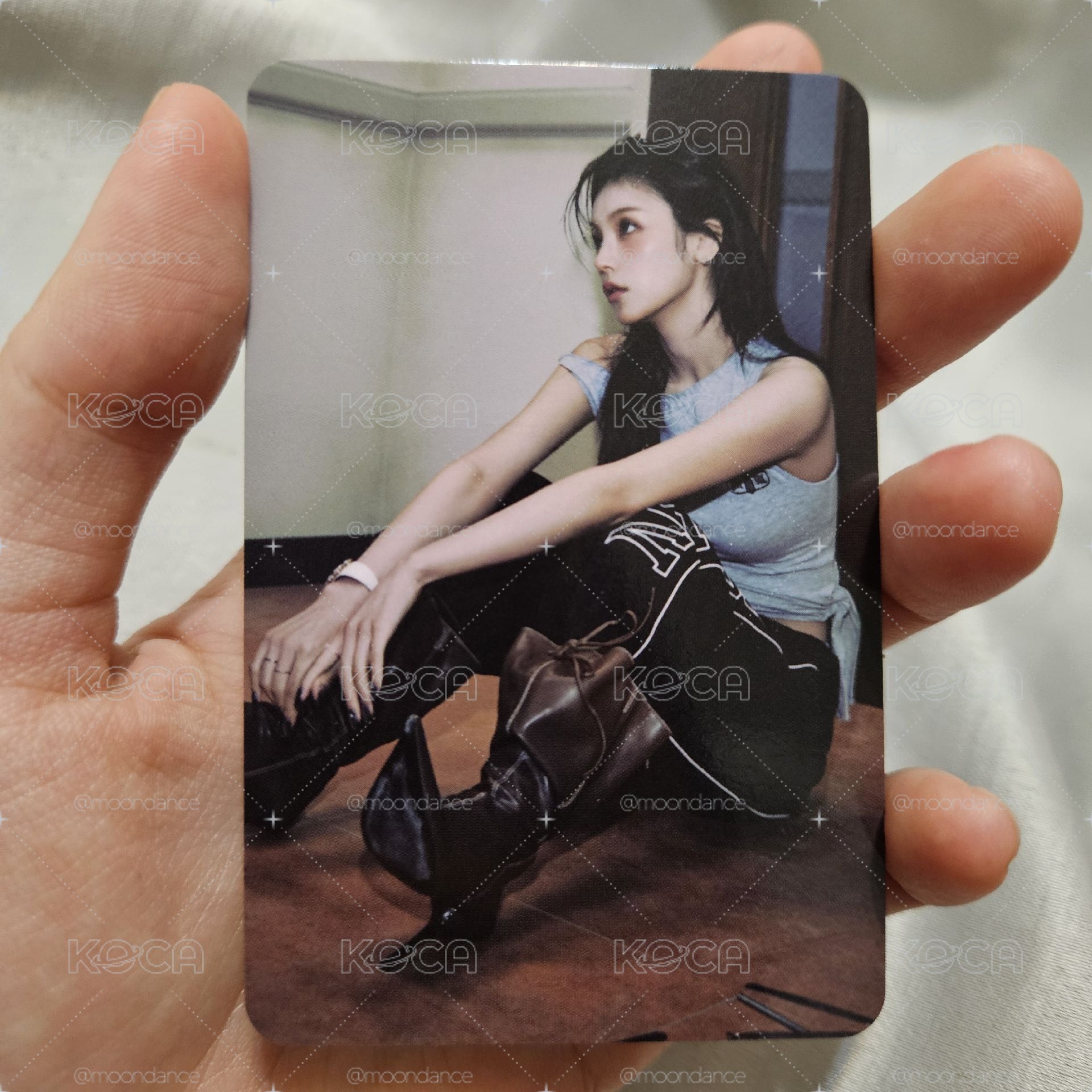 ITZY GWBG 電子專 A VER，禮志 坐地上 小卡