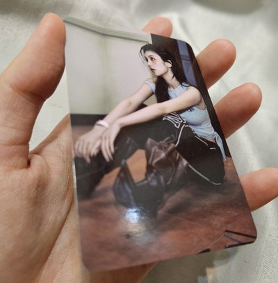 ITZY GWBG 電子專 A VER，禮志 坐地上 小卡