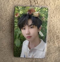 馬嘉祺（下巴處有廠損，對光可見）