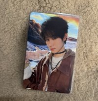 張真源（脖子處有廠損，對光可見）