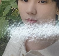 馬嘉祺（下巴處有廠損，對光可見）