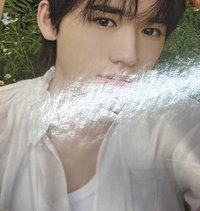 宋亞軒（下巴處有廠損，對光可見）