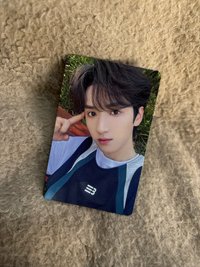 嚴浩翔（臉頰處有廠損，對光可見）