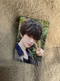 賀峻霖（手指處有廠損，對光可見）