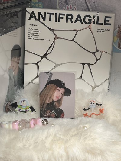 LESSERAFIM 允真小卡