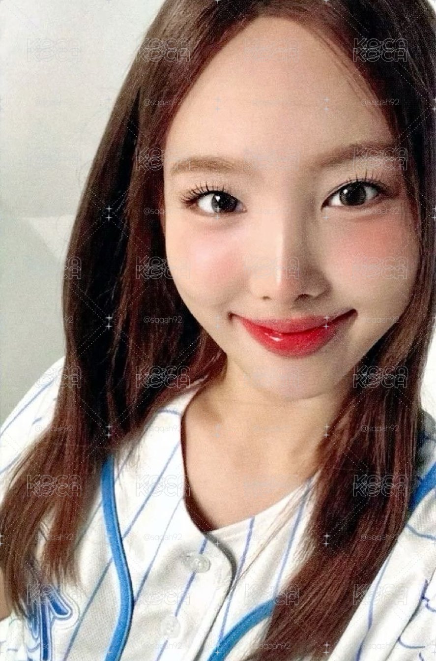 TWICE 九週年線下滿額卡 