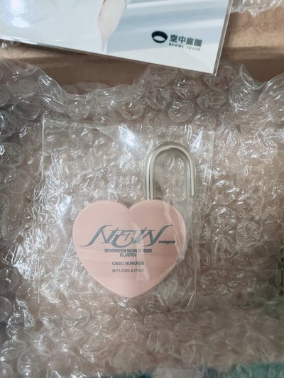 SEVENTEEN New巡演 日本大阪空中庭園 淡粉色 愛心鎖+入場特典（有瑕）+下單再送一張克拉島紙花