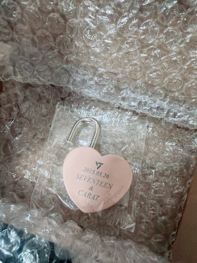 SEVENTEEN New巡演 日本大阪空中庭園 淡粉色 愛心鎖+入場特典（有瑕）+下單再送一張克拉島紙花