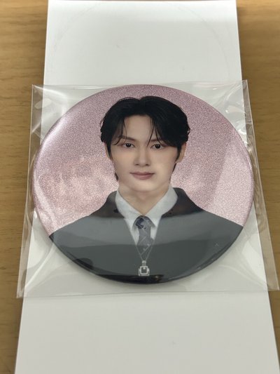 HOLIDAY 立牌 小扇 徽章