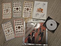 簽名寫真冊+首刷絕版專+官方貼紙組合，共4樣(如圖)