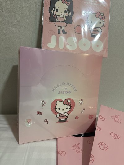 Jisoo 聯名 Hello Kitty 盲盒凱蒂貓鑰匙圈