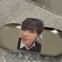 鉛筆戳臉頰要微微笑