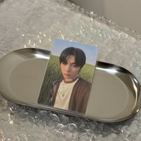 草地上的帥男孩兒