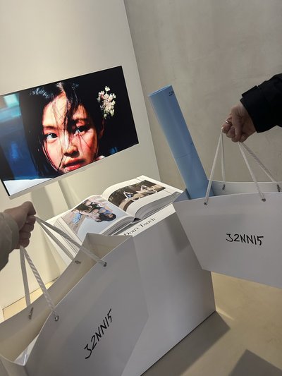 Jennie “J2NNI5”攝影展限定 珍妮出水海報A款