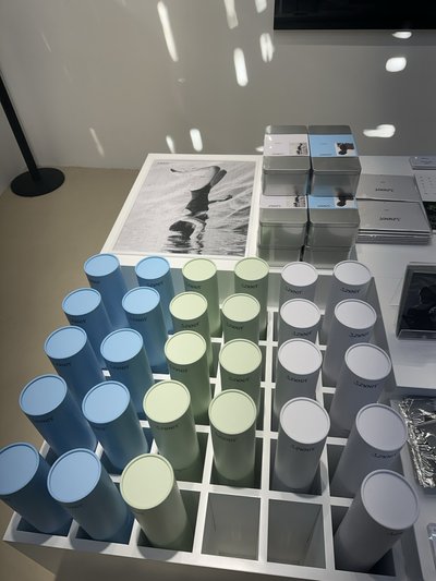 Jennie “J2NNI5”攝影展限定 珍妮出水海報A款