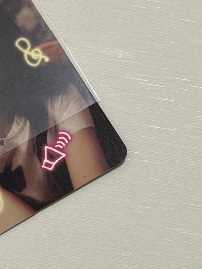 紗年曆卡 有小損（手上有小黑點，如圖）