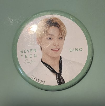 seventeen Dino 咖啡廳 徽章