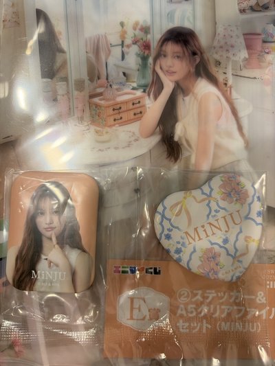 Illit 一番賞 敏珠 資料夾+徽章 一組一起賣