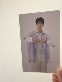 迷三專卡 兩手放胸前