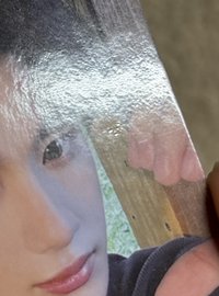 丁程鑫 比心（背景有廠損，對光可見）