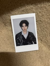 丁程鑫  黑色毛衣拍立得