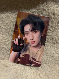 嚴浩翔 手套（背景有廠損，對光可見）