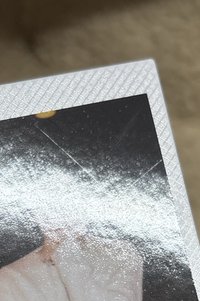 嚴浩翔 白衣托臉（背景有廠損，對光可見）