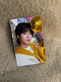 劉耀文（衣服處有廠損，對光可見）