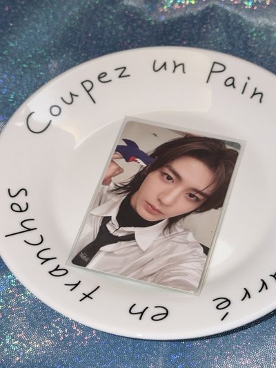 金桐儇 鯊魚 比耶 西裝制服