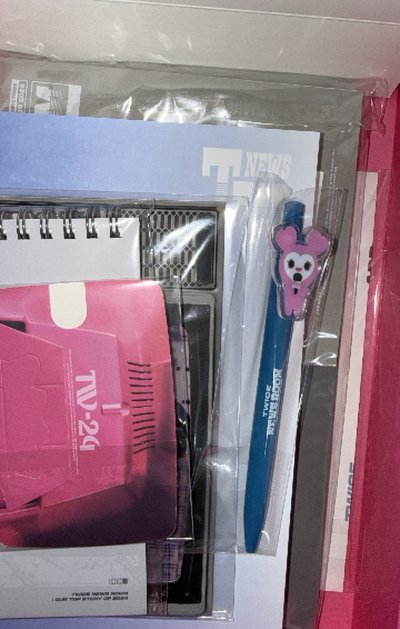 2024 SEASON’S GREETINGS:TWICE NEWSROOM 年曆 